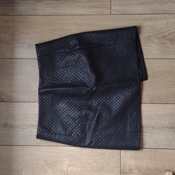 Asymmetrical Black Pleather Forever 21 Zipped Skirt Women's Size M - Picture 2 of 3